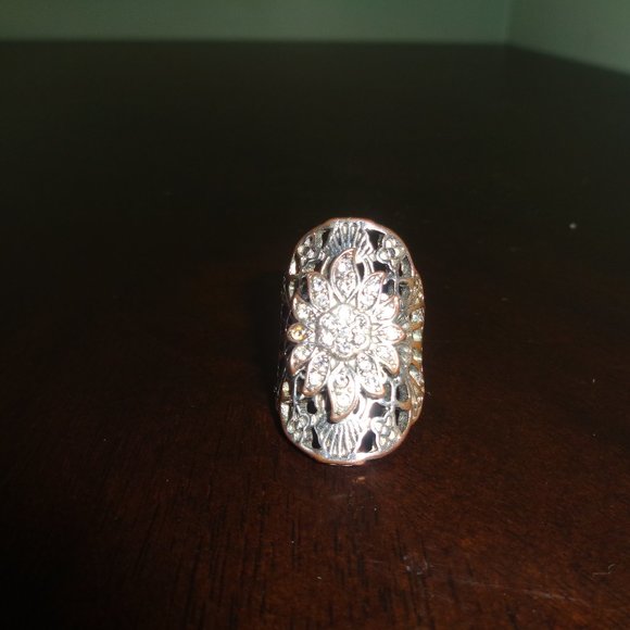 Flowery ring with faux crystals- costume jewelry - Picture 2 of 11